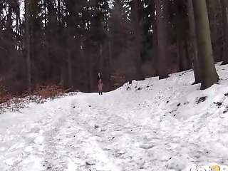 Sexy Dark-haired Luvs Powerful Piss On Snow